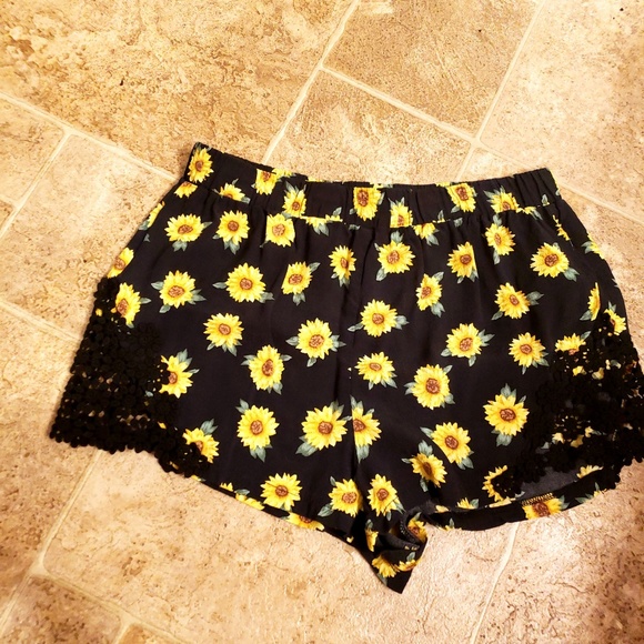 Sunflower Shorts w/ Lace flowers! - Picture 2 of 3